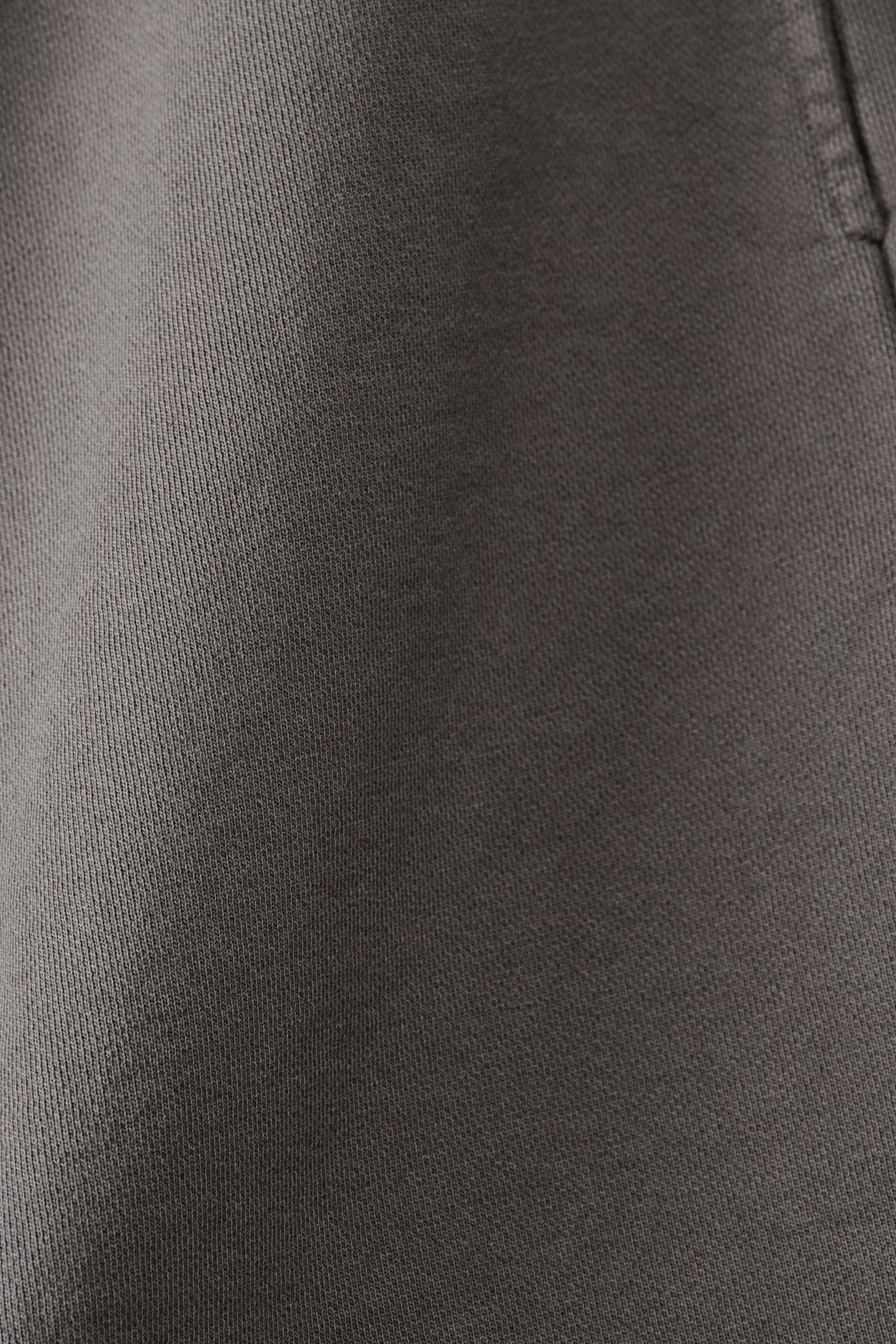 Relaxed Shorts in Vulkan Grey